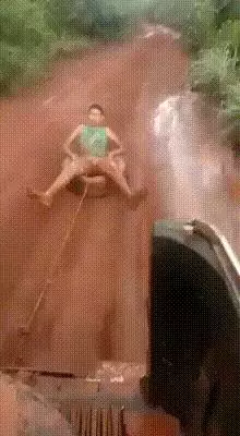 候機大廳好無聊,多虧有個很胸的正妹陪伴著