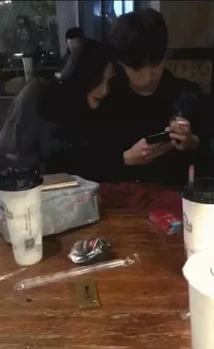 候機大廳好無聊,多虧有個很胸的正妹陪伴著