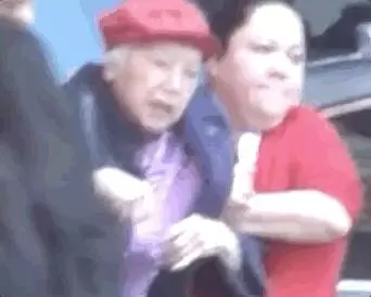 87歲李香琴終於站起來了,網友看見卻感到心酸……