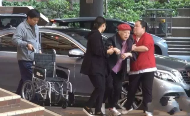 87歲李香琴終於站起來了,網友看見卻感到心酸……