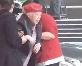 87歲李香琴終於站起來了,網友看見卻感到心酸……