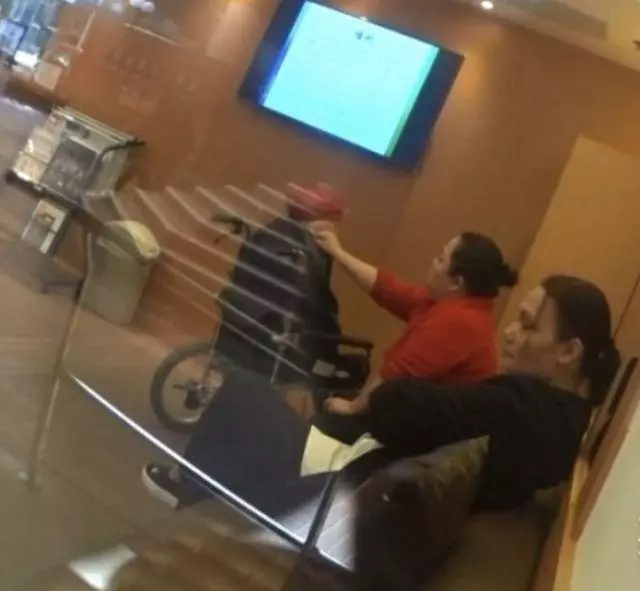 87歲李香琴終於站起來了,網友看見卻感到心酸……
