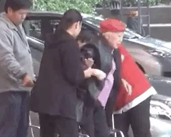 87歲李香琴終於站起來了,網友看見卻感到心酸……