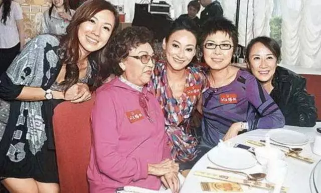87歲李香琴終於站起來了,網友看見卻感到心酸……