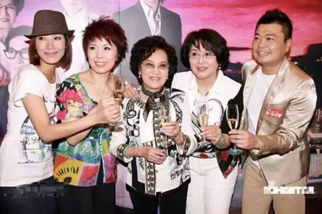87歲李香琴終於站起來了,網友看見卻感到心酸……