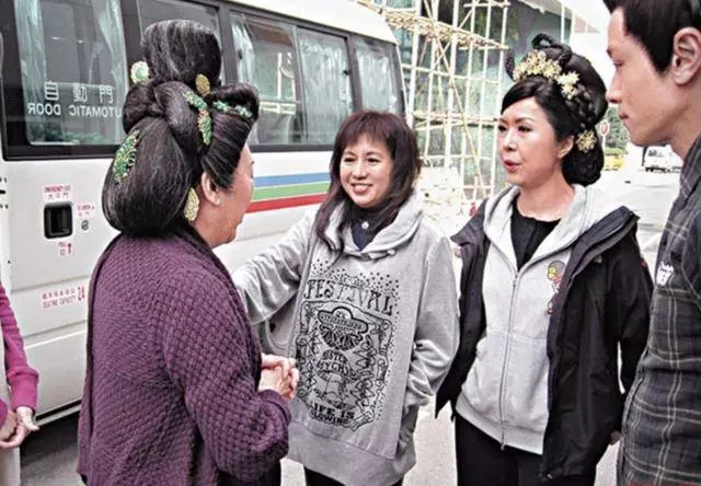 87歲李香琴終於站起來了,網友看見卻感到心酸……