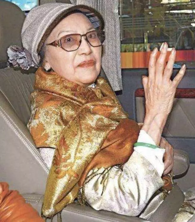 87歲李香琴終於站起來了,網友看見卻感到心酸……