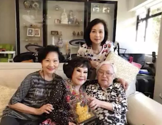 87歲李香琴終於站起來了,網友看見卻感到心酸……