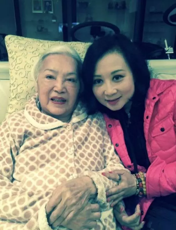 87歲李香琴終於站起來了,網友看見卻感到心酸……