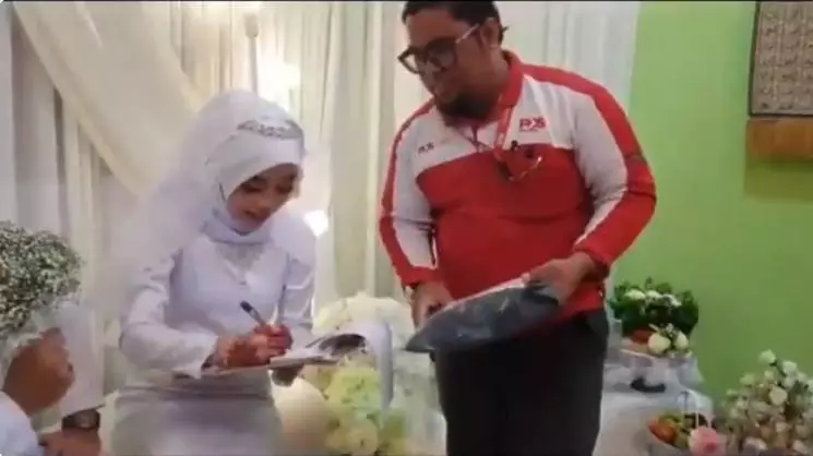 POSLAJU 郵差婚禮上等新娘子簽收包裹 網民笑瘋了