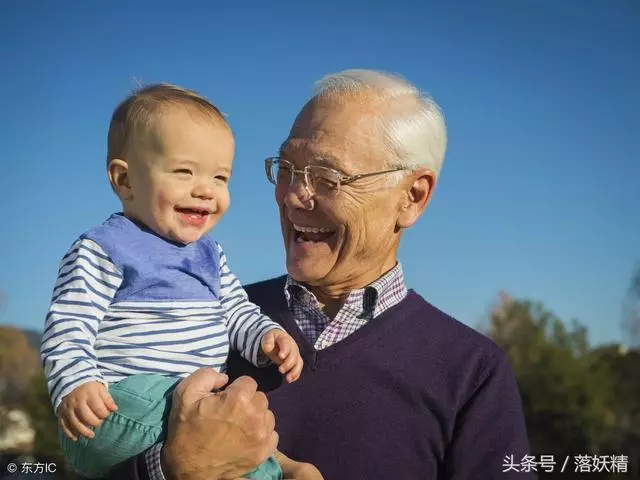 老婆人前人後各一套,趕走我爸,聽到一話後,我卻狂扇自己兩耳光