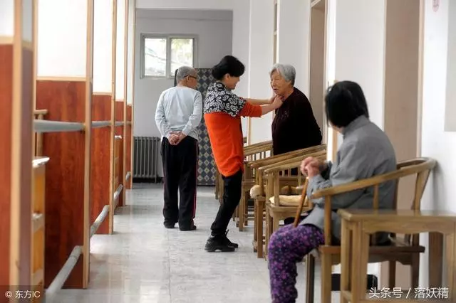 婆婆摔跤我堅持送養老院,老公冷戰鬧離婚,一個月後婆婆卻感謝我
