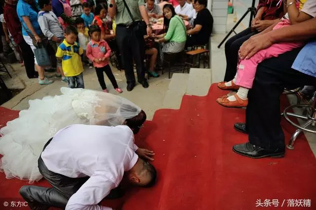 岳母強要二十萬彩禮,結婚當天岳母的一個舉動,我和老婆跪地痛哭