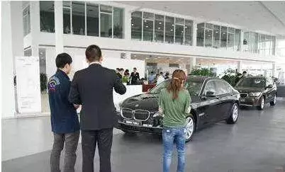 男子看上寶馬3系列,女銷售員諷刺:買了就嫁給你,男子做法大快人心!