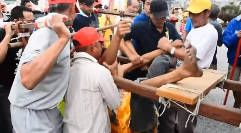 驚險!乩童跌落轎下昏迷不醒,小法速來救駕!0:56秒開始不要眨眼!(視頻)
