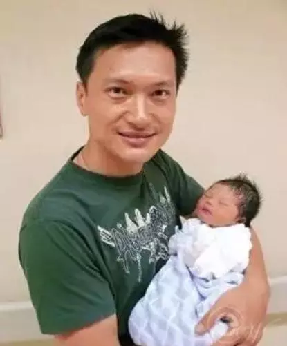 他為自閉症兒子退出娛樂圈,花3年教兒子上廁所,竟培養出年級第一學霸