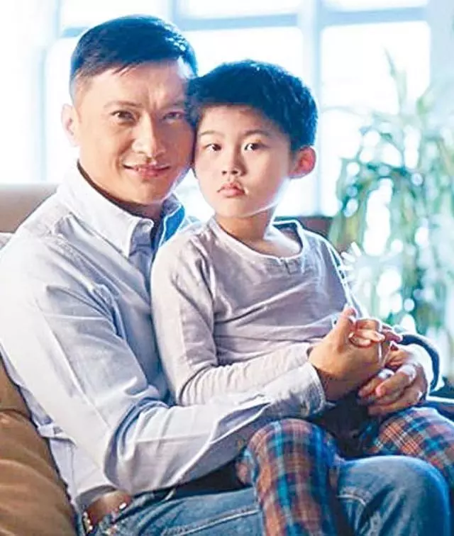 他為自閉症兒子退出娛樂圈,花3年教兒子上廁所,竟培養出年級第一學霸
