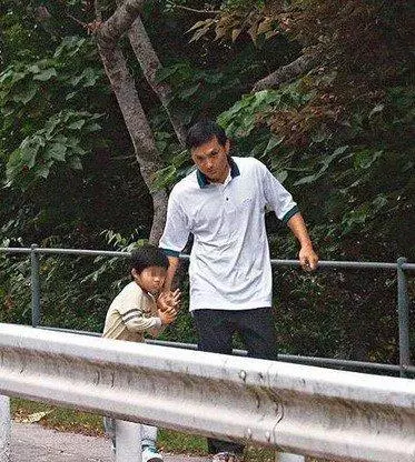 他為自閉症兒子退出娛樂圈,花3年教兒子上廁所,竟培養出年級第一學霸