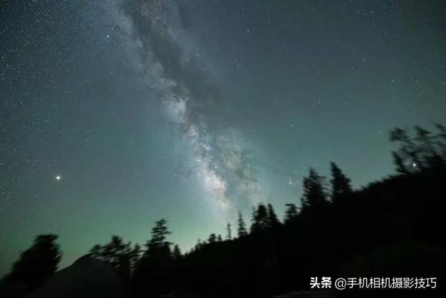 這是一張普通的銀河照,但背後攝影師的付出,超乎你的想像