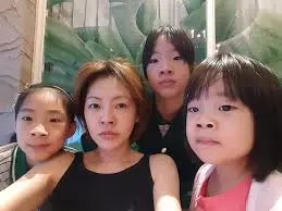 小S女兒買衣服「嫌太貴不想買」有夠節儉! 翻開標價「金額讓她翻白眼」網友狂讚:超會教