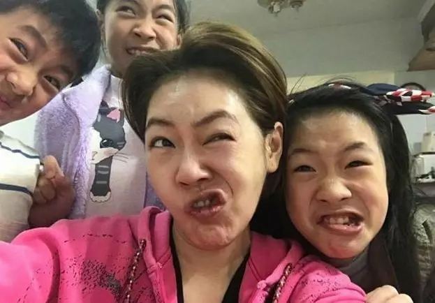小S女兒買衣服「嫌太貴不想買」有夠節儉! 翻開標價「金額讓她翻白眼」網友狂讚:超會教