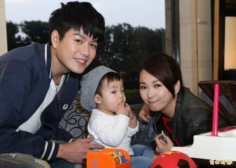 六月女兒「眼白幾乎消失」萌樣不科學!她緊抱李易「水汪汪電眼」讓全部人瞬間融化!