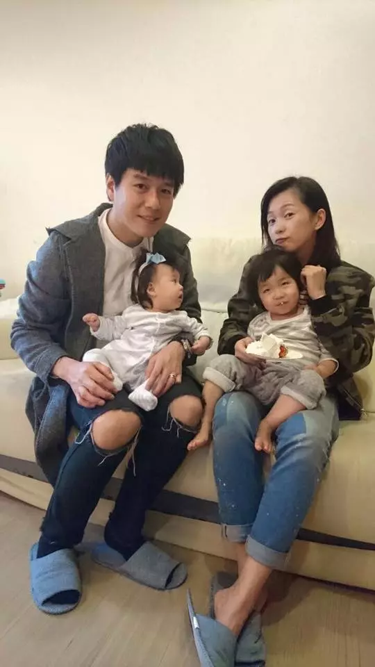 六月女兒「眼白幾乎消失」萌樣不科學!她緊抱李易「水汪汪電眼」讓全部人瞬間融化!