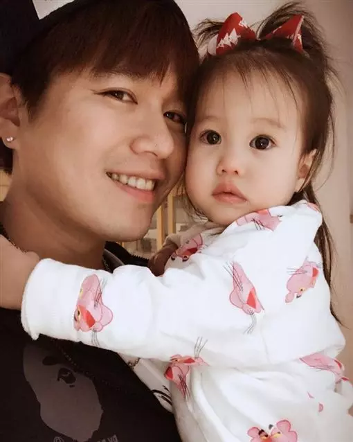 六月女兒「眼白幾乎消失」萌樣不科學!她緊抱李易「水汪汪電眼」讓全部人瞬間融化!