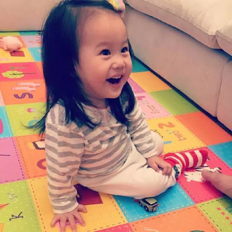 六月女兒「眼白幾乎消失」萌樣不科學!她緊抱李易「水汪汪電眼」讓全部人瞬間融化!
