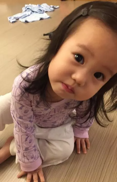 六月女兒「眼白幾乎消失」萌樣不科學!她緊抱李易「水汪汪電眼」讓全部人瞬間融化!