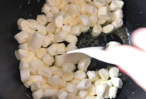 雪花酥的做法真的超級簡單,不用烤箱,一個電飯煲就能做好