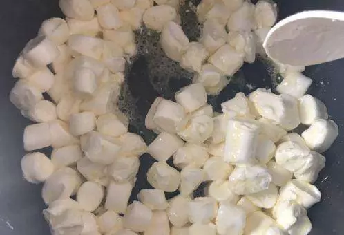 雪花酥的做法真的超級簡單,不用烤箱,一個電飯煲就能做好