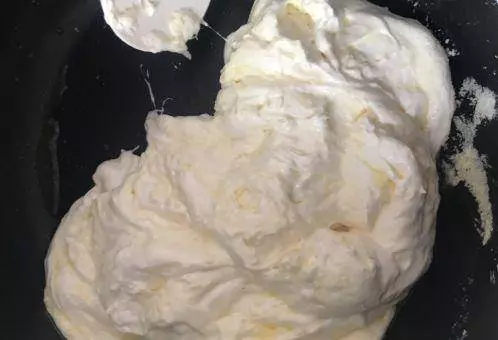 雪花酥的做法真的超級簡單,不用烤箱,一個電飯煲就能做好