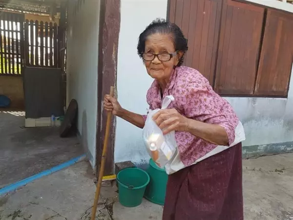 84歲阿嬤也可以「很SEXY」深蹲撩裙M字腿!影片被200萬網友轉發!