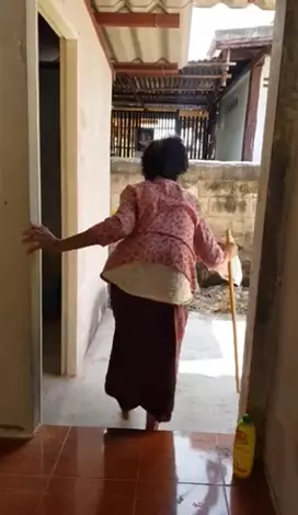 84歲阿嬤也可以「很SEXY」深蹲撩裙M字腿!影片被200萬網友轉發!