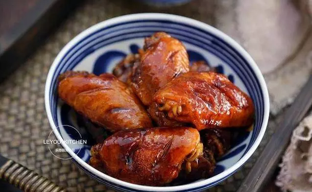 老媽做「雞翅」,不放一滴油,肉香四溢,比可樂雞翅還好吃