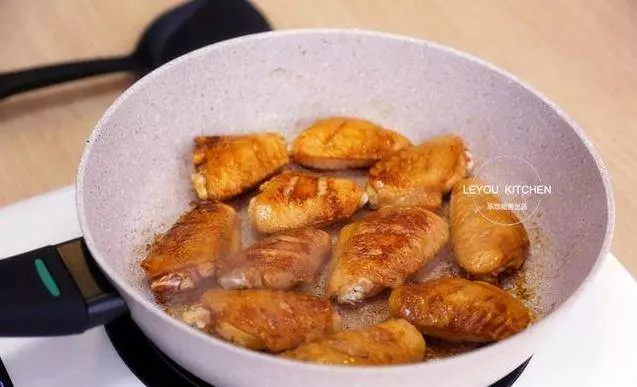 老媽做「雞翅」,不放一滴油,肉香四溢,比可樂雞翅還好吃