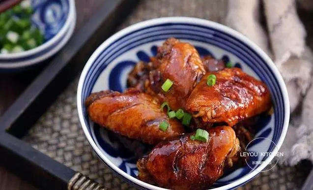 老媽做「雞翅」,不放一滴油,肉香四溢,比可樂雞翅還好吃