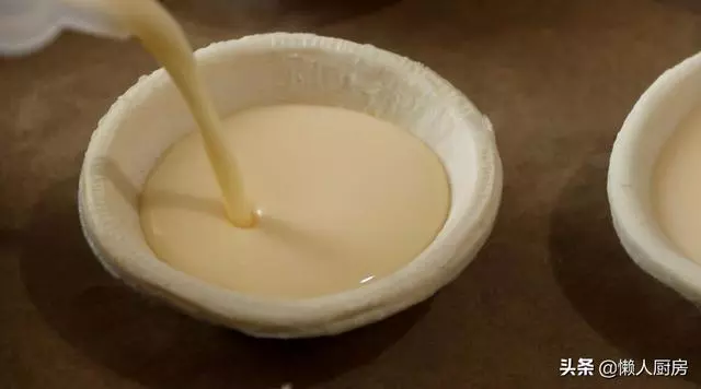 這是懶人版蛋撻的做法,無需分離蛋清蛋黃,無需淡奶油,零難度