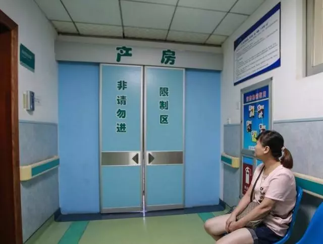哥嫂結婚七年,嫂子生了孩子卻不肯出產房,護士說的話讓我們哭了