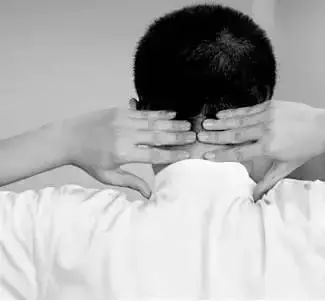 頸椎病有多要命?很危險!一招教你如何滾出好頸椎(附頸椎操)