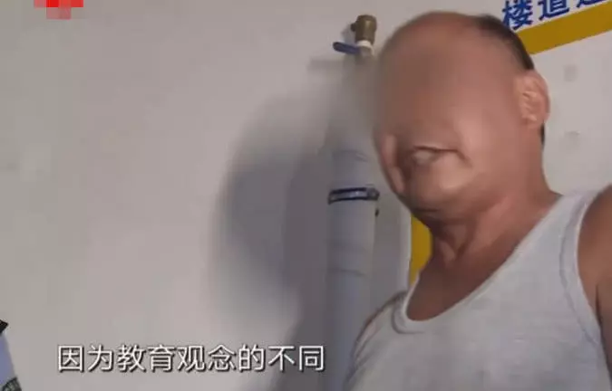 兒子不在家,父親突然對兒媳婦大打出手,原因也是沒法想像
