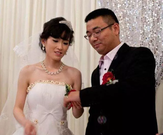 結婚兩年我坐月子,婆婆說她沒空來,聞到菜香味推門一看我呆了