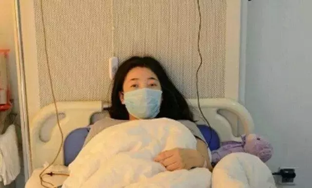結婚兩年我坐月子,婆婆說她沒空來,聞到菜香味推門一看我呆了