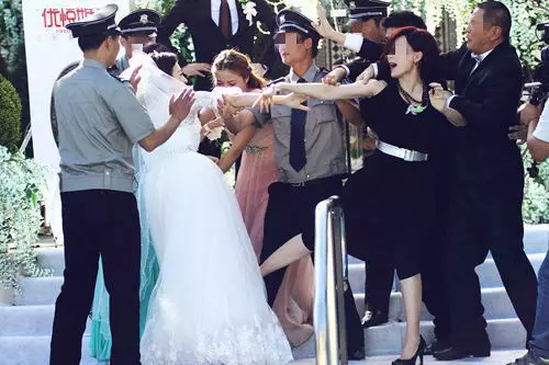 姐夫去世,妹妹結婚嫌晦氣不讓姐去,姐溜去現場,瞧見新郎報了警