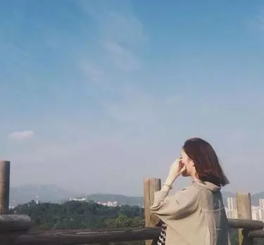丈夫去世5年,帶著女兒看望婆婆時,女兒一聲爸爸,她徹底蒙住