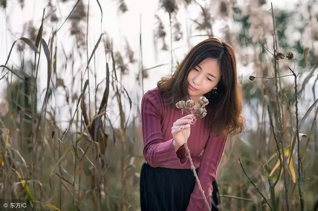 賣妹妹抵哥哥彩禮,爹把女兒嫁給大18歲的混混,3年後妹妹樂了