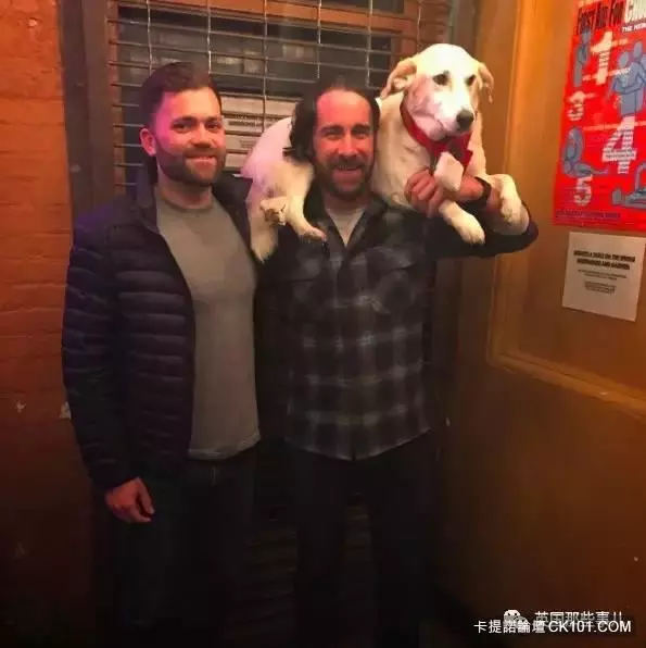 士兵在戰場上丟了幾塊牛肉乾給一隻孤僻的流浪狗…沒想到竟從此改變了他的生活!