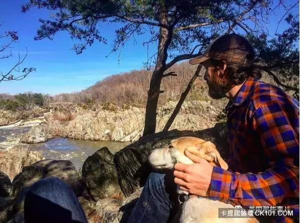 士兵在戰場上丟了幾塊牛肉乾給一隻孤僻的流浪狗…沒想到竟從此改變了他的生活!