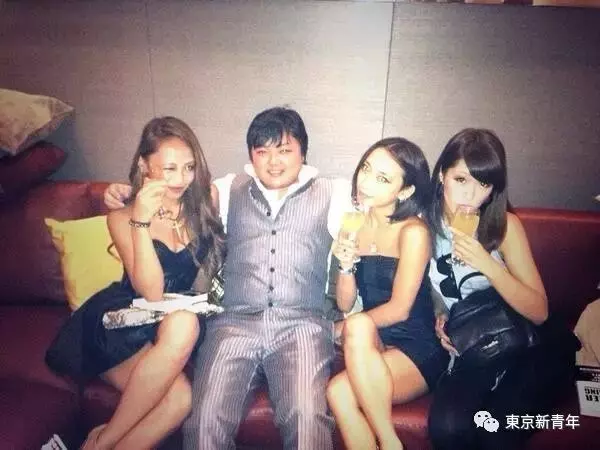 胖總裁「年收100億」正妹女友一個換一個!他破產後小模女友竟「不肯離開他」...!